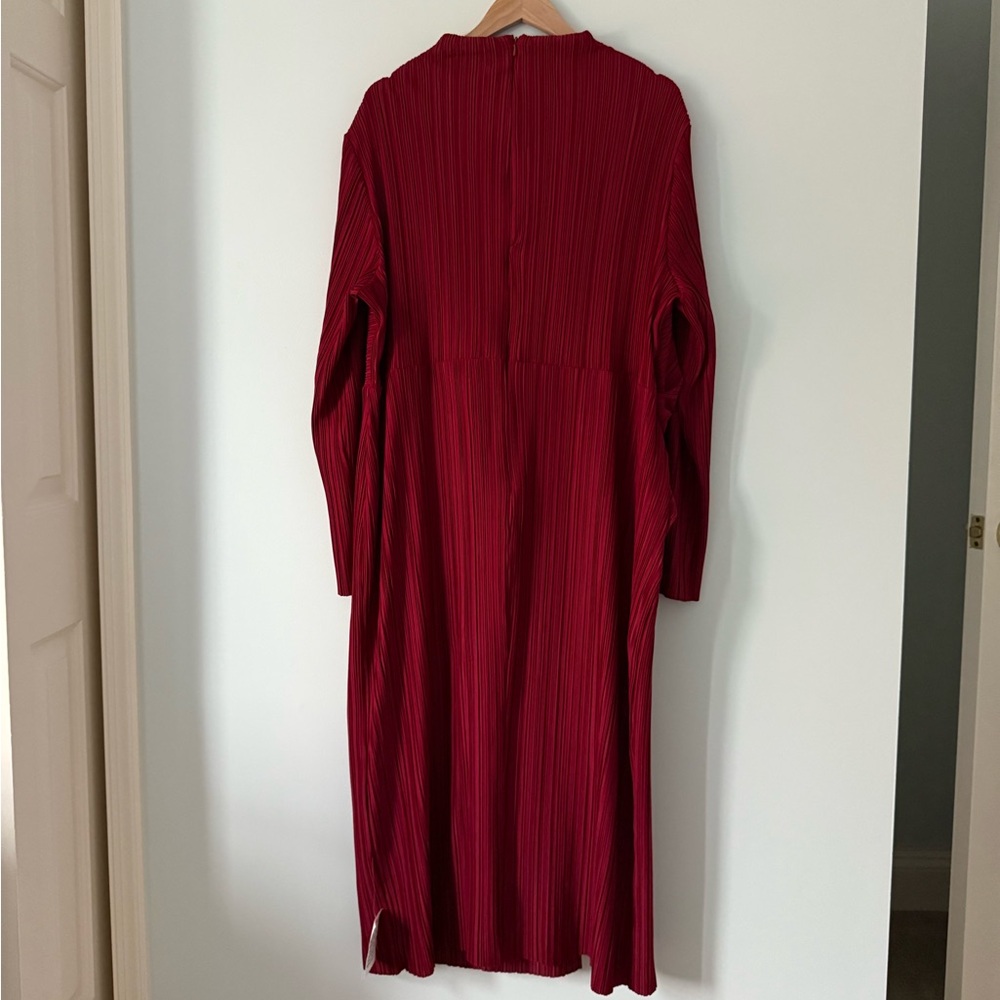 ASOS DESIGN Curve plisse cut out wide sleeve and side twist midi dress in wine - Picture 6 of 7